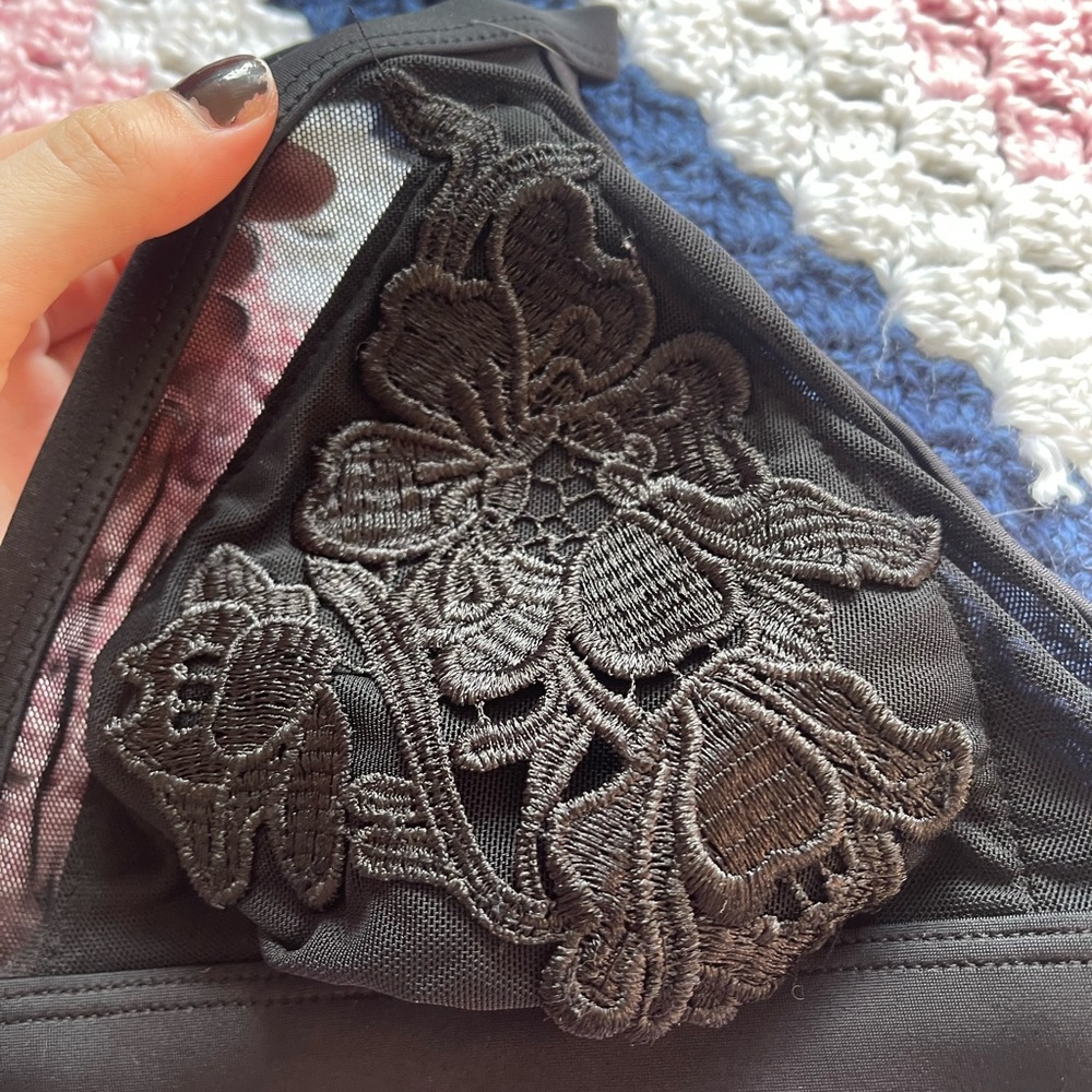 !!! SOLD !!! Women’s black sexy sheer floral embroidery cami bralette size 32B - Picture 3 of 6